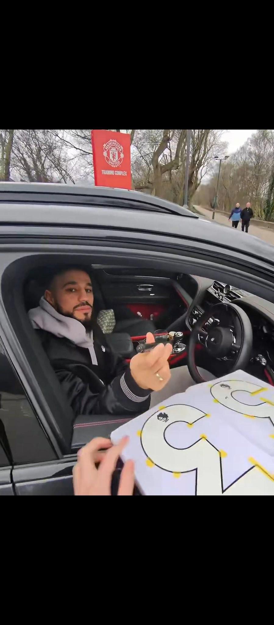 开云APP-马兹拉维停车给球迷签名，轮到签名贩子时敷衍画了两笔